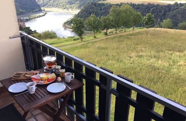 THE RETREAT PLACE WITH A THREE CASTLE VIEW!