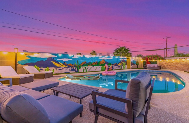 The Rody - Mins to Old Town with Heated Pool, Games, Fast Wifi and More.