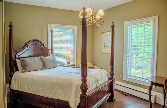 The Sage Suite - Charming Private Room w/Ensuite Bath in Historic Downtown Home