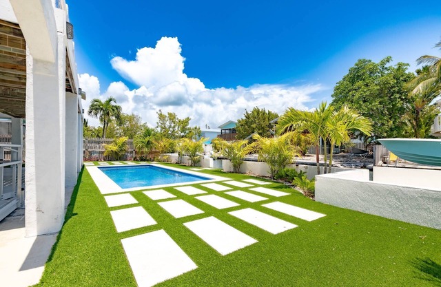 The Salty Sailfish: Live the Keys Life, Stunning Canal Front Home, Pool, Dock & Dog-Friendly Bliss!