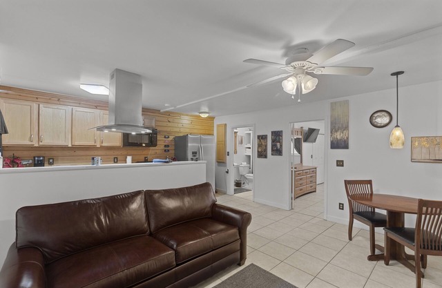 "The Sanctuary" -Custom built Apartment, 1 BR, Covered Deck, Country Setting.