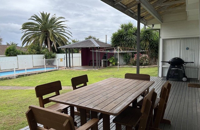 'The Savoy'. Central home with pool. Pet friendly