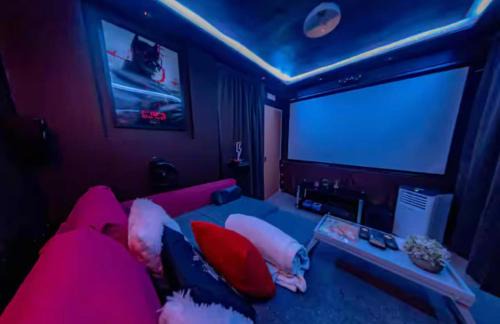 The Serene Residence with Hot Tub, Sauna and Cinema Experience