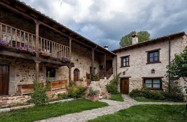 THE SHELTER. The Houses of Valdepielago, the Puerta del Paraiso.