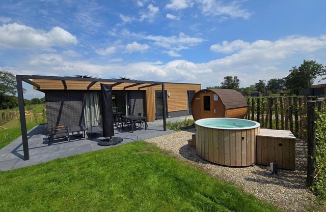 The six-person holiday villa Amalia with a private sauna and hot tub has a spacious living room, open kitchen, three bedrooms and a spacious patio.
