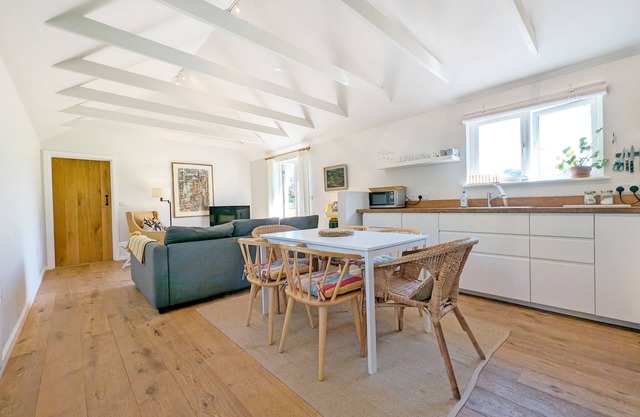 The Stables , Birdham - a barn conversion that sleeps 4 guests in 2 bedrooms