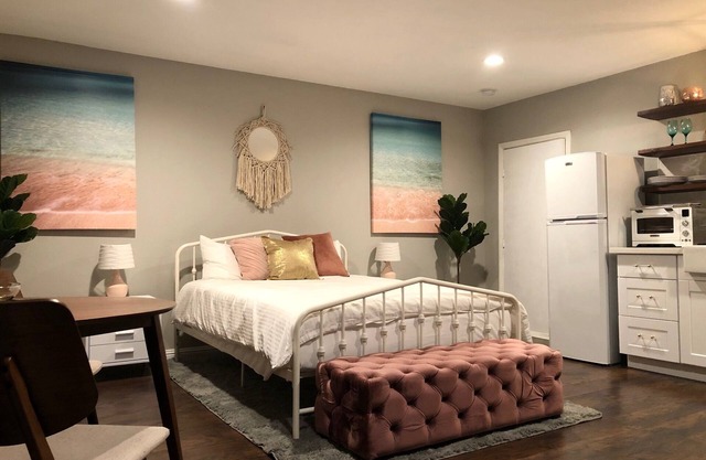 The SWEET SUITE Studio NEAR STRIP and AIRPORT!