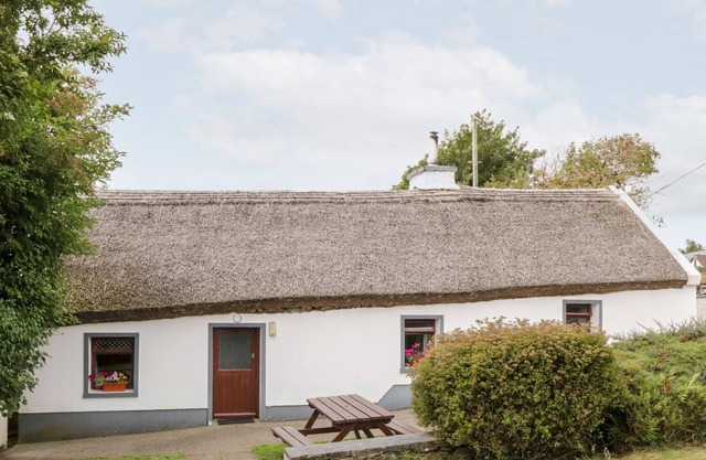 THE THATCHED COTTAGE, pet friendly in Drummin, County Mayo