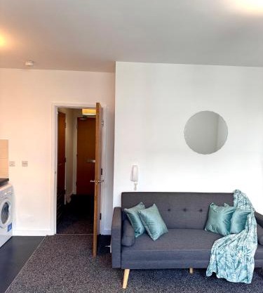 The Trafford Luxe , Garage Parking, Self Check-in Anytime - Perfect for Late Arrivals, Ultra- Fast Wi-Fi, 5 mins to Old Trafford Stadium