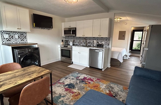 The Victorian Queen Getaway – Walkable, Washer/Dryer, Downtown Charm