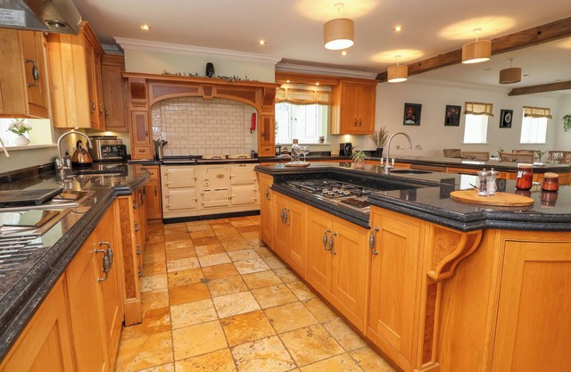 THE WING, pet friendly, luxury holiday cottage in Bangor-On-Dee