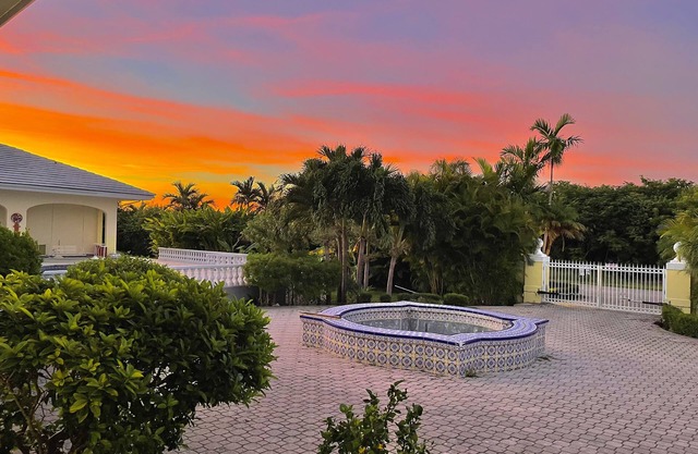 The Xanadu Tradewinds, Home Away to Paradise 8000 sq ft of privacy and a Pool.