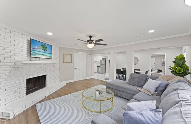 This apartment is a 3 bedroom(s), 2 bathrooms, located in Jacksonville, FL.