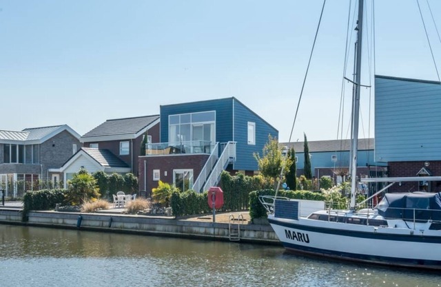 This detached island house has the living room on the first floor with spacious roof terrace and sta
