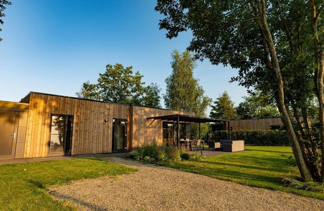 This holiday home for 6 people has a spacious living room with an open kitchen, three bedrooms, and a spacious terrace.
