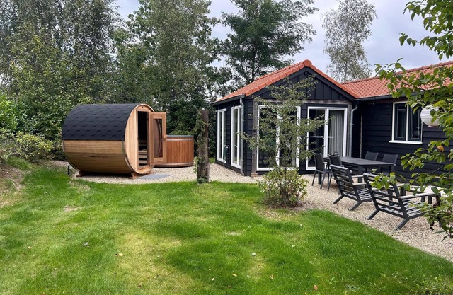 This holiday home with private sauna and hot tub features a cosy living room with open kitchen, one bedroom and a spacious green outdoor area.