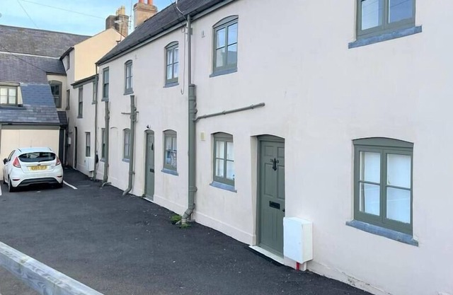 This house is a 1 bedroom(s), 1 bathrooms, located in Holywell, Wales.