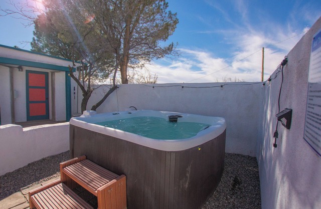 This house is a 3 bedroom(s), 3 bathrooms, located in Albuquerque, NM.