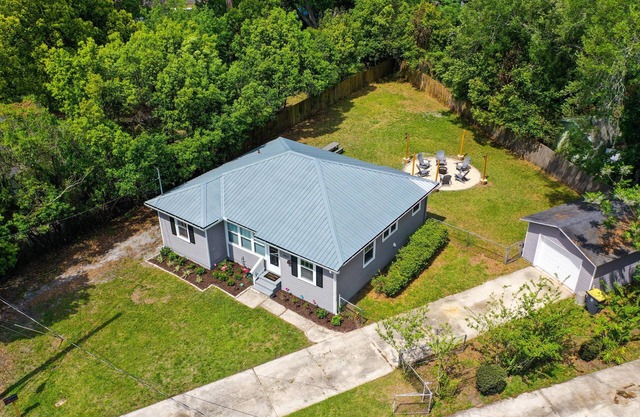 This house is a 3 bedroom(s), 1 bathrooms, located in Jacksonville, FL.