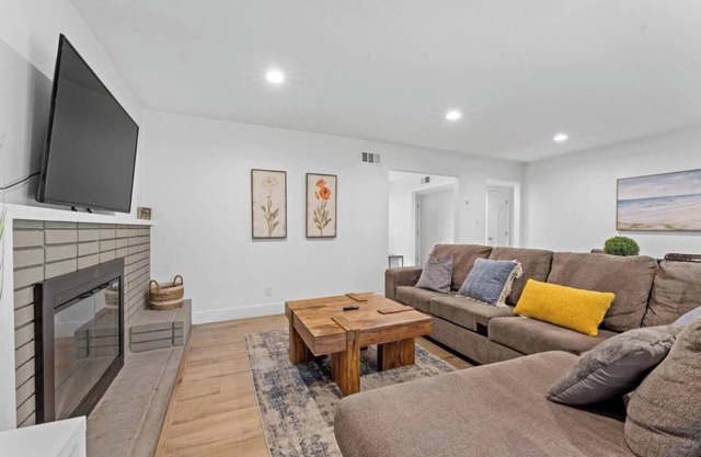 This house is a 4 bedroom(s), 2 bathrooms, located in Rancho Cordova, CA.