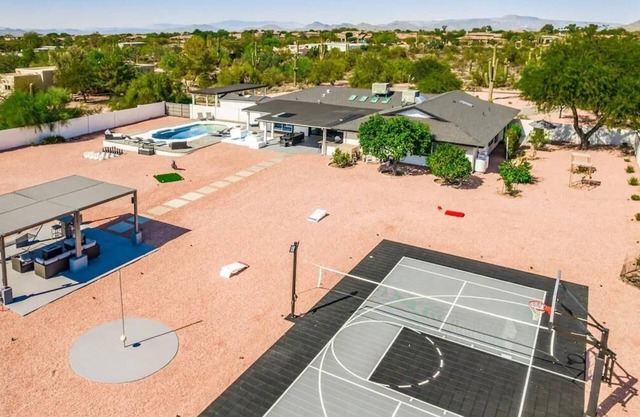 This house is a 5 bedroom(s), 3.5 bathrooms, located in Scottsdale, AZ.