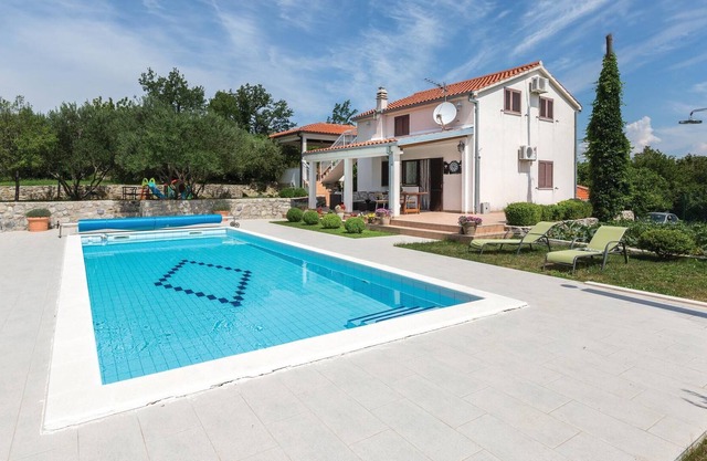 This tastefully furnished cottage, surrounded by nature, consists of two living units connected by e