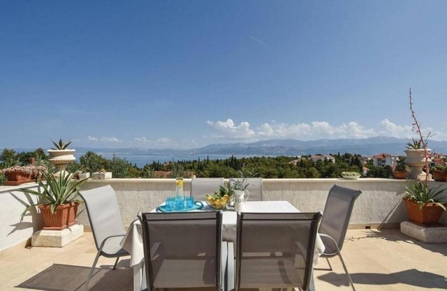 Three bedroom apartment with terrace and sea view Supetar, Brač (A-16774-d)