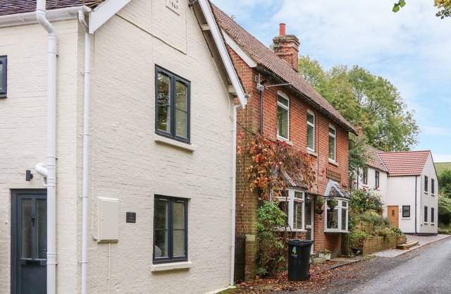 TILLY'S COTTAGE, pet friendly, luxury holiday cottage in Edington