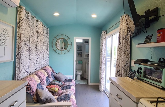 Tiny Home in Bulldog Paradise with free puppy love ❤️