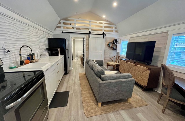 Tiny house monthly rental with small office in central North Charleston with AC