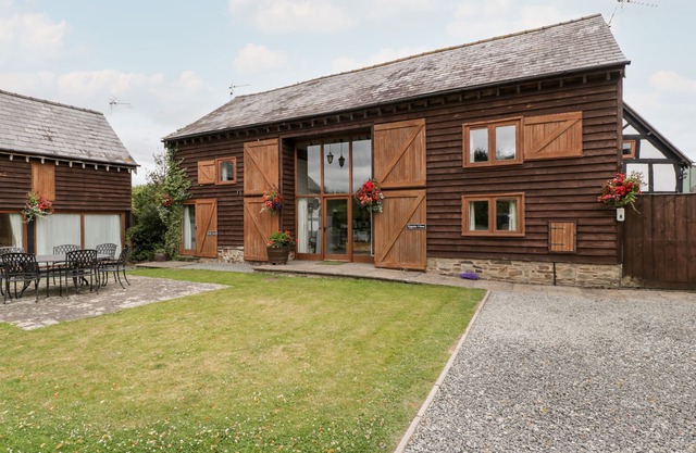 TIPPETS VIEW, family friendly, character holiday cottage in Luntley