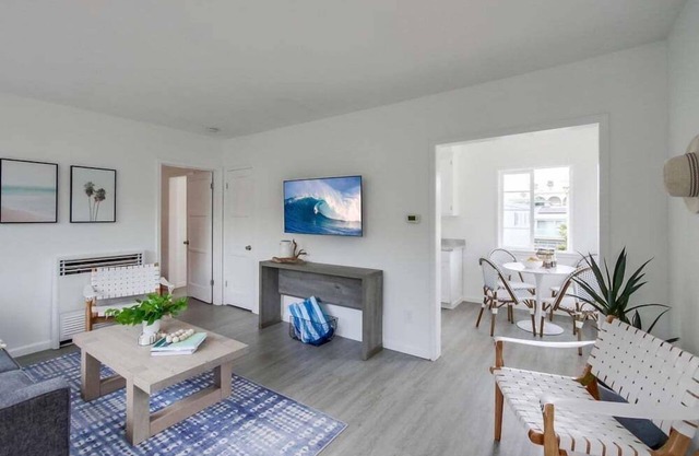 Top Level Unit * Steps to Windansea Beach * Dog Ok