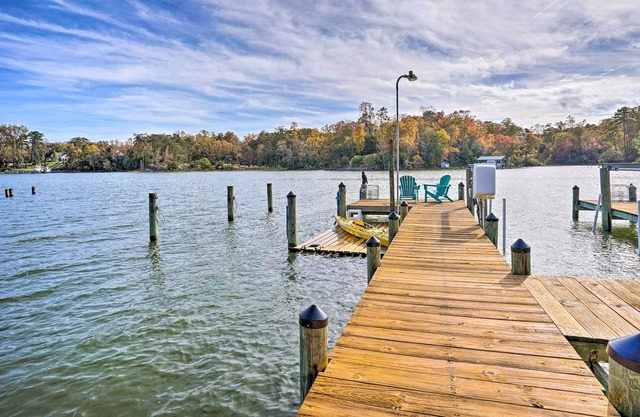 Topping Riverfront Bungalow w/ Dock & Kayaks!