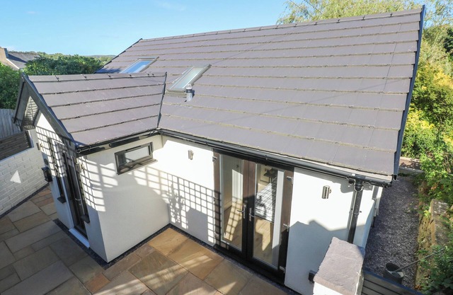 TORINO LODGE, pet friendly, with a garden in Newbridge, Caerffili