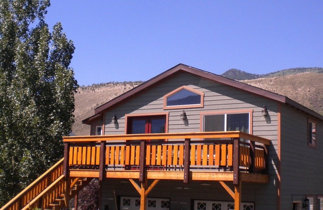 Tortilla Flats Overlooking the Yellowstone River, in town. nSleeps 4.