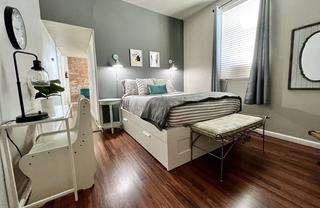 Tower Grove Pet Friendly 2nd Floor Studio - 4 mi to SLU & Barnes -Shared Laundry