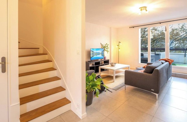Town house with terrace Near subway