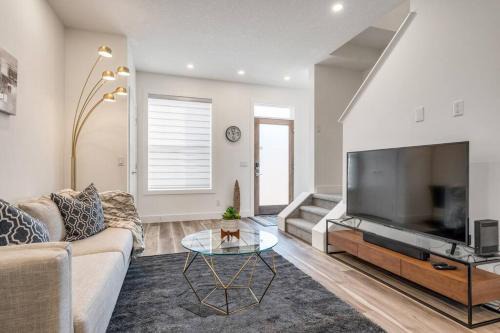 Townhome with Free Parking, Near Downtown