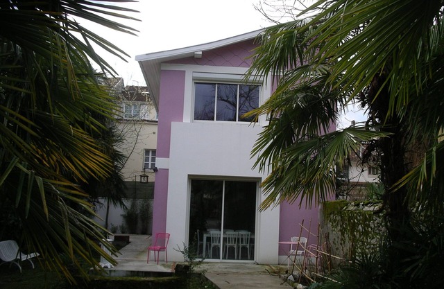 Townhouse to stay in downtown Lourdes near sanctuaries.