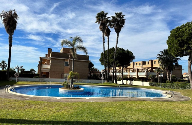 Townhouse with pool 500 meters from the beach. Ideal for families!