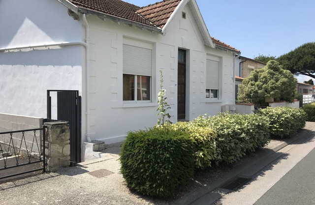 Traditional Chatelaillonnaise house, 2 bedrooms, large garden, 10 min walk to the beach