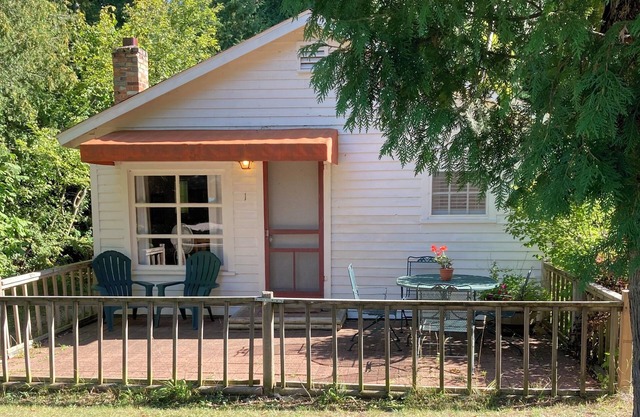 Traditional Cottages,5 minutes from the lake, Travel Green, Pet-Friendly
