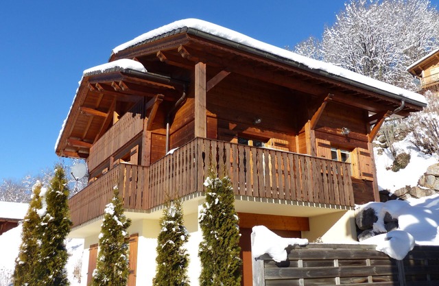 Traditional modern chalet, 5 double bedrooms sunny location with beautiful views