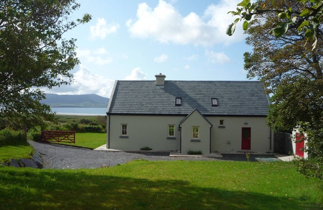 Traditional style cottage free WiFi short walk from Reenroe Beach Ballinskelligs
