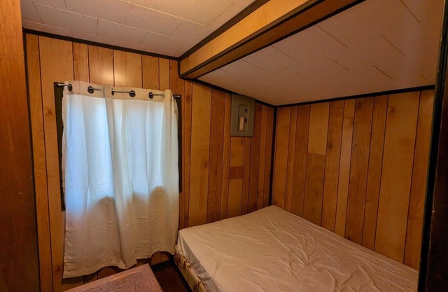 Traditional Tiny Wood Cottage #15 Camping style Cottages 5 minutes to the beach!