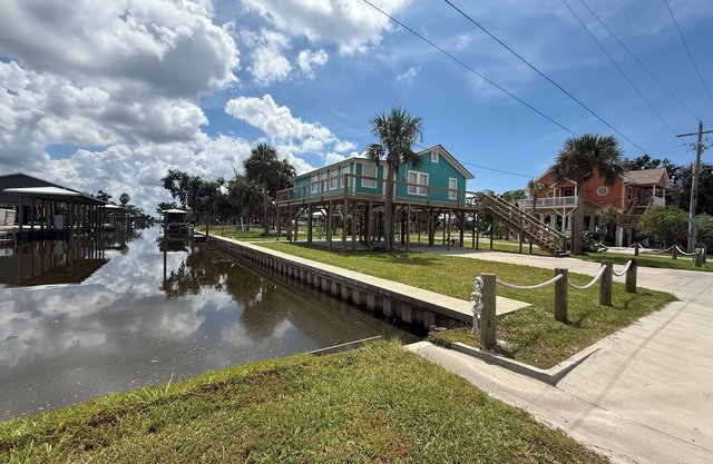 Tranquil 3-bedroom house on Canal in Horseshoe Beach.