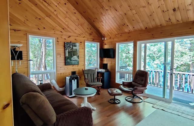 Tranquil Island Cottage on the Rideau Waterway (Boat Required for Access)