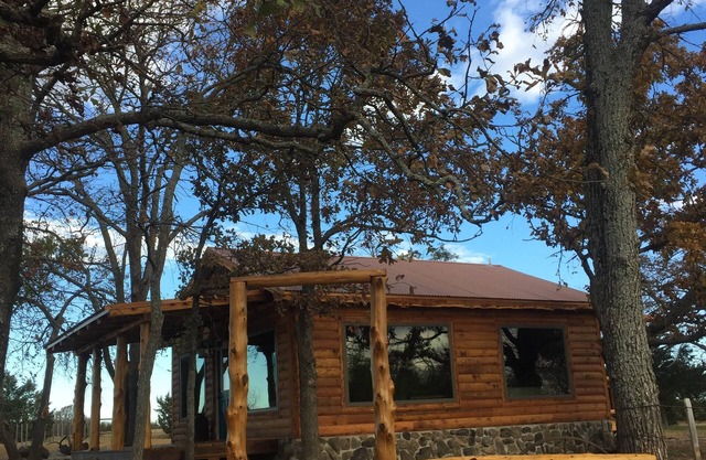 Tranquil, secluded, rustic-chic B&B cabin close to Blue River. Central H&A
