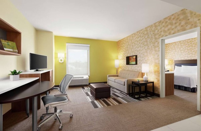 Travel in Comfort! Outdoor Pool, Free Breakfast, Close to Savannah Airport