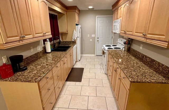 Travelers Abode- Large fully fenced in yard & peaceful neighborhood